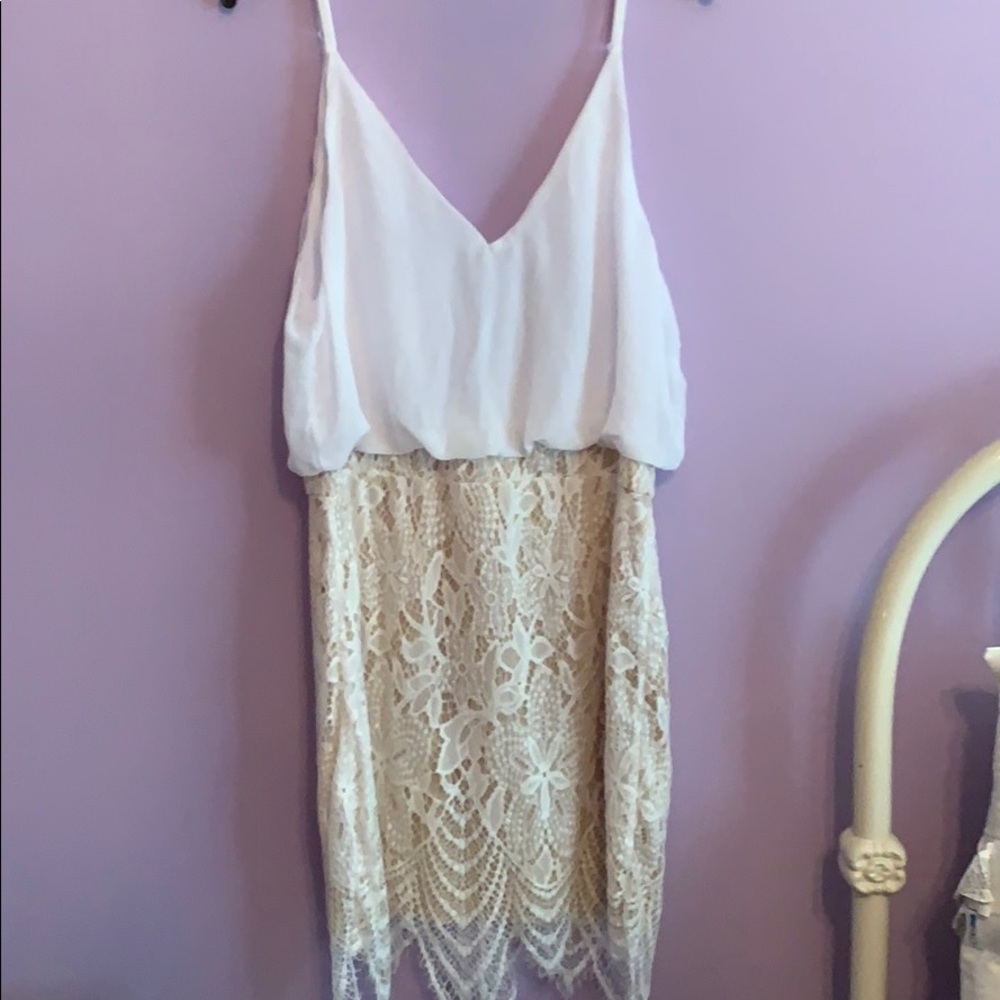 Mini white and beige dress with lace!